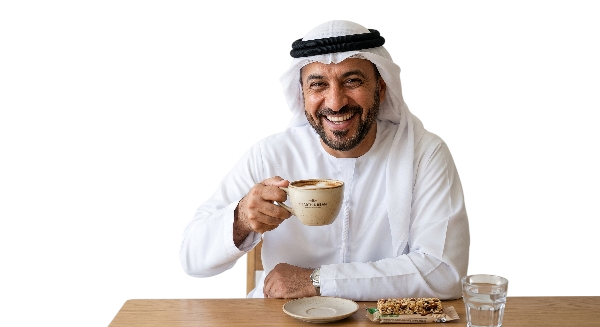 رجل يستمتع بفنجان قهوة